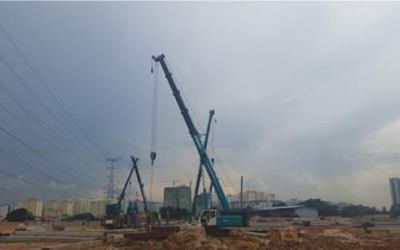 Гусеничный кран с телескопической стрелой SWTC75 на строительной площадке в Малайзии