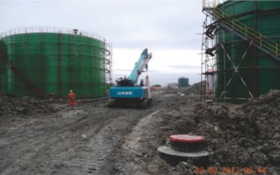 Гусеничный кран SWTC25 выполняет ходовые работы с грузом на строительной площадке в Дацинском нефтяном месторождении